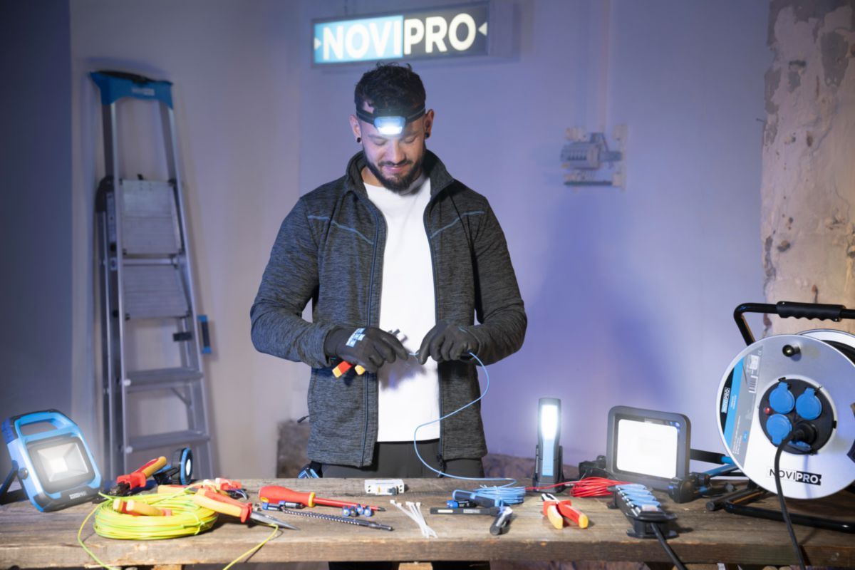 Mini-projecteur aimanté - 3 puissances d'éclairage : 100 lm, 300 lm et 750 lm - avec port USB type-C Novipro