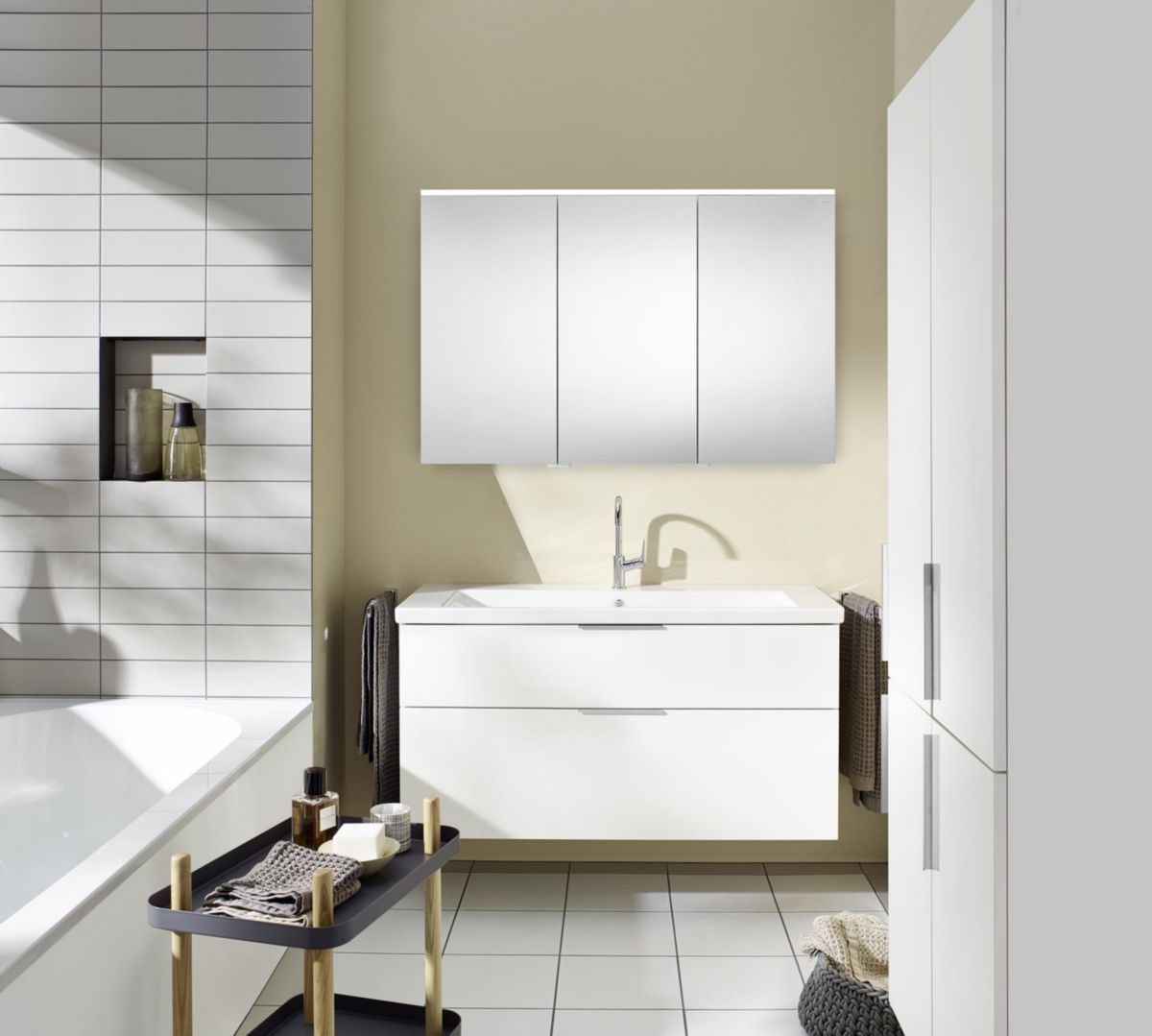 BURGBAD Armoire de toilette EQIO SMART avec éclairage LED, largeur