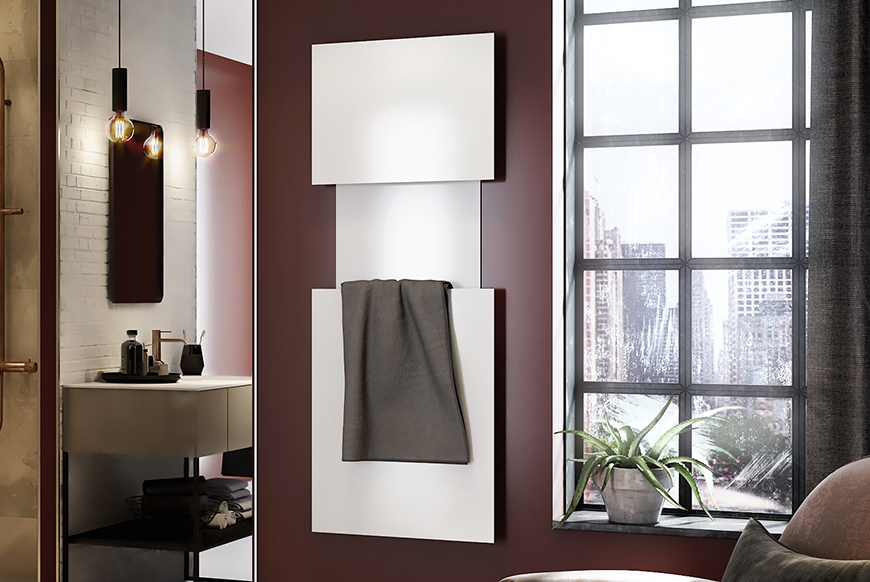 Sèche-serviettes design MA’MA de IRSAP chez CEDEO sur un mur de salle de bain rouge foncé